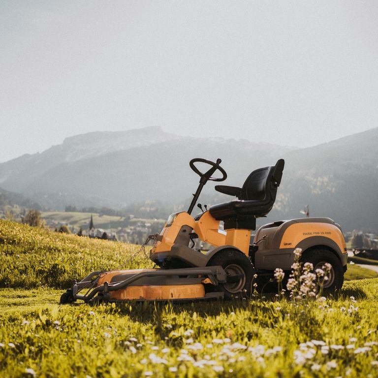 Garten- und Außenanlagenmanagement für Wohnanlage im Oberallgäu mit professioneller Rasenpflege