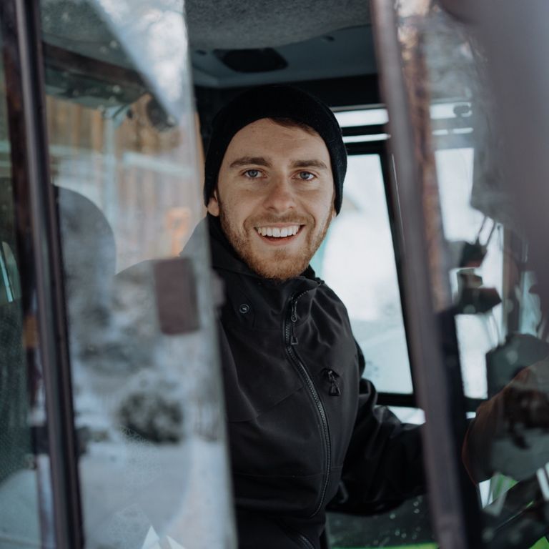 Geschäftsführer von ES Haus & Garten bei Objektbegehung im Oberallgäu